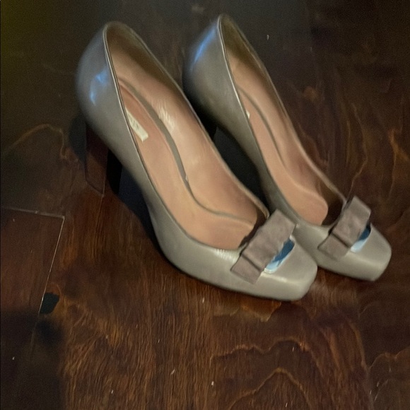 GEOX Shoes - GOEX Heels Women Size8 EU38.5 Taupe Italian Design Medium Heel Insole Square Toe